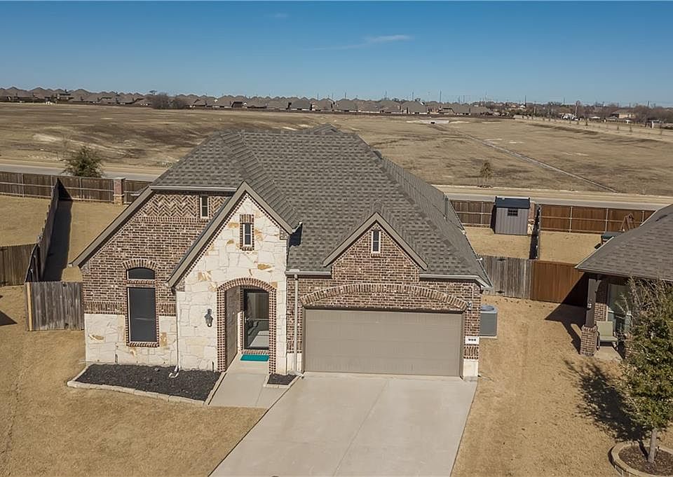 1st image of 900 Hollowbrook Cir