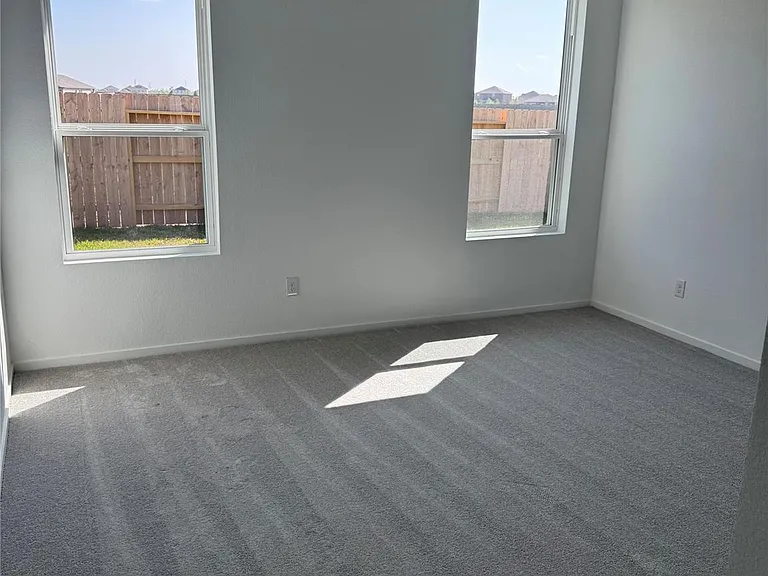 902 Heaven Dr — Photo 11