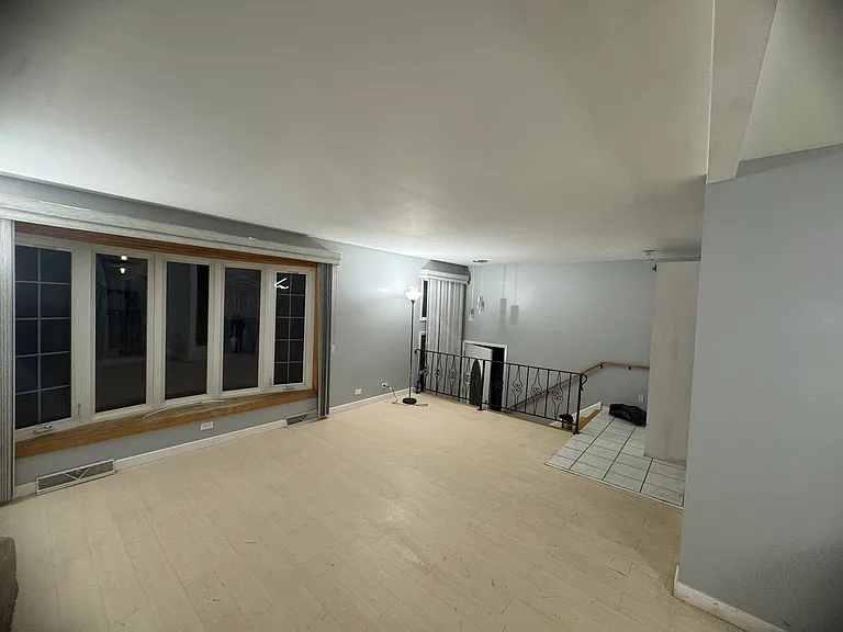 225 N East River Rd — Photo 14
