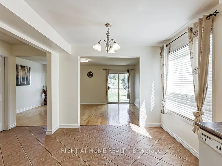 402 Lausanne Cres — Photo 14