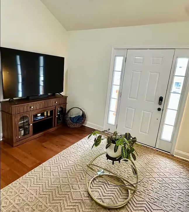 3 bed, 1250 sqft, $2,300 — Photo 3
