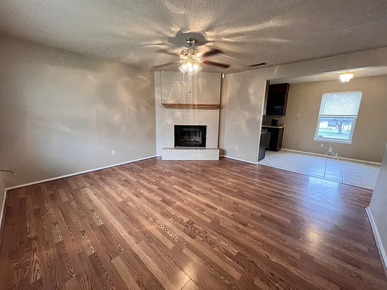 2110 Lago Trl — Photo 3