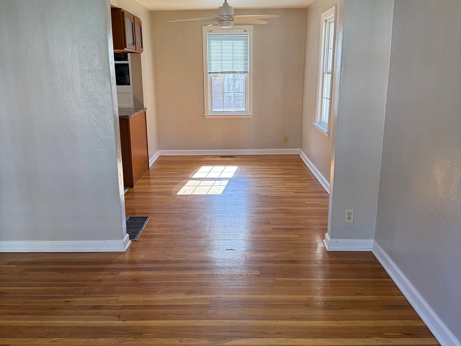 2 bed, 1000 sqft, $1,600 — Photo 2