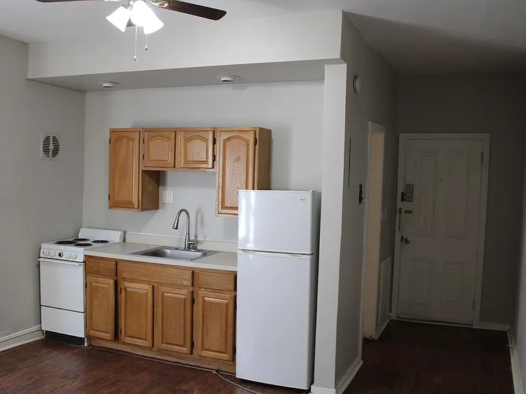 1015 Green St — Photo 3