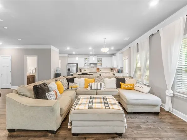 1747 Castleberry Ln, Buford, GA 30518