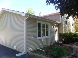 219 Valley Dr, Lindenhurst, IL
