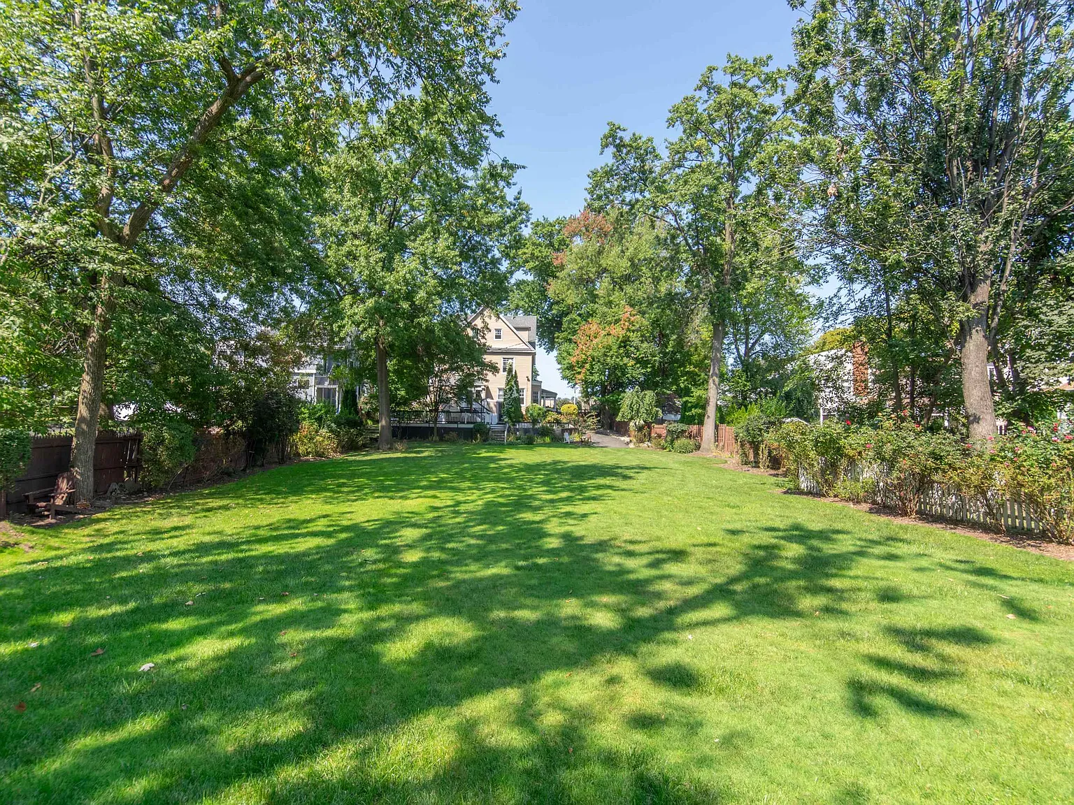 6 bed, 2.5 bath, 3800 sqft, $7,500 — Photo 2