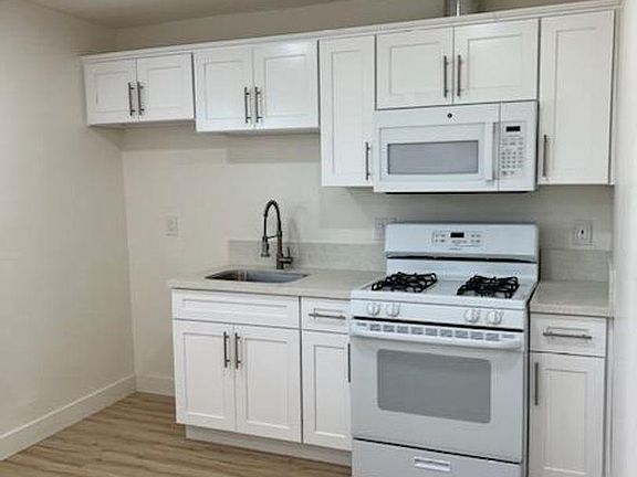 4th image of 2529 Cedar Ave #B