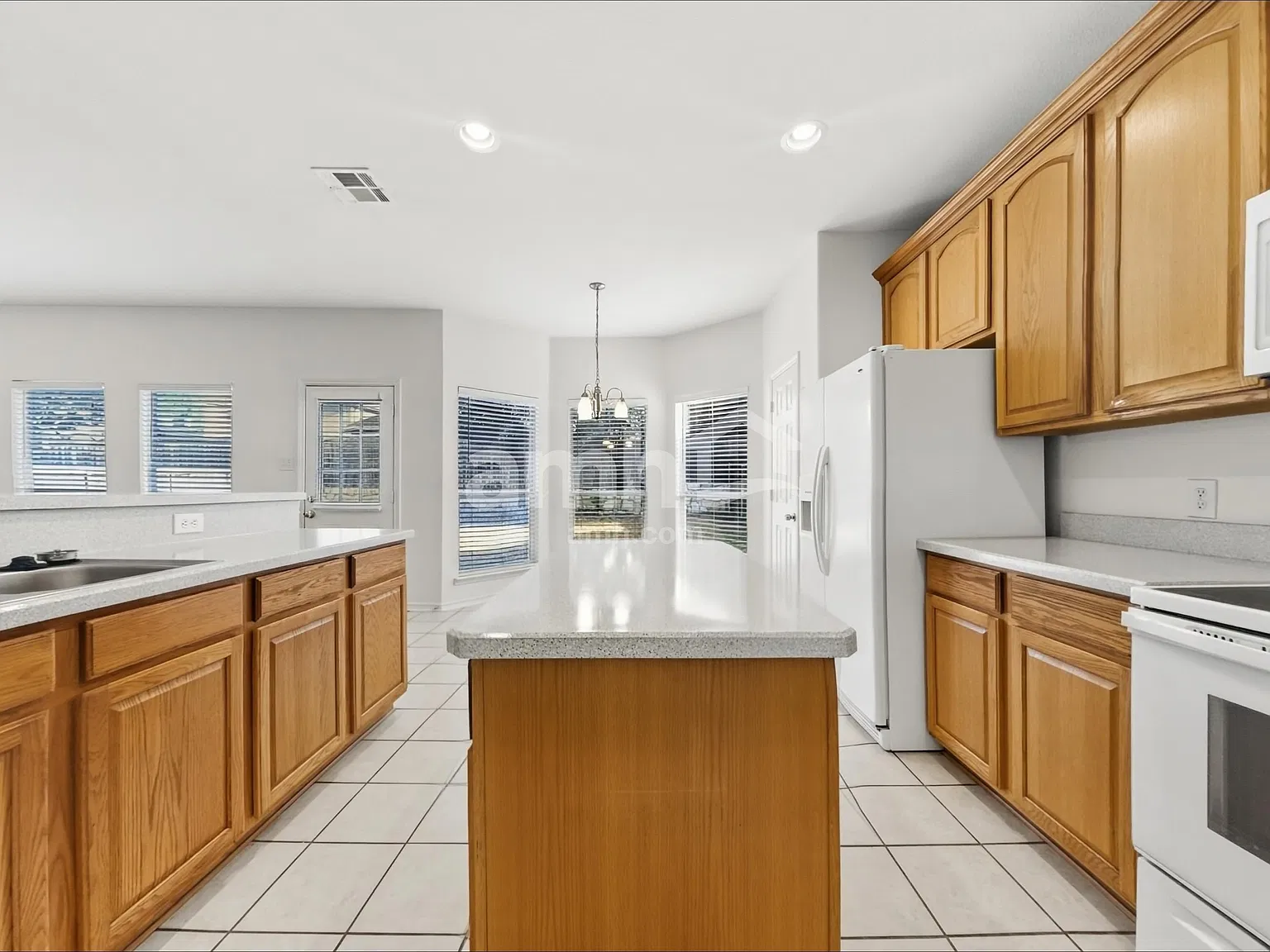 3 bed, 2.0 bath, 2260 sqft, $2,710 — Photo 4