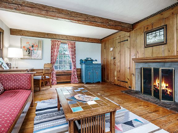 Living room w/ fireplace