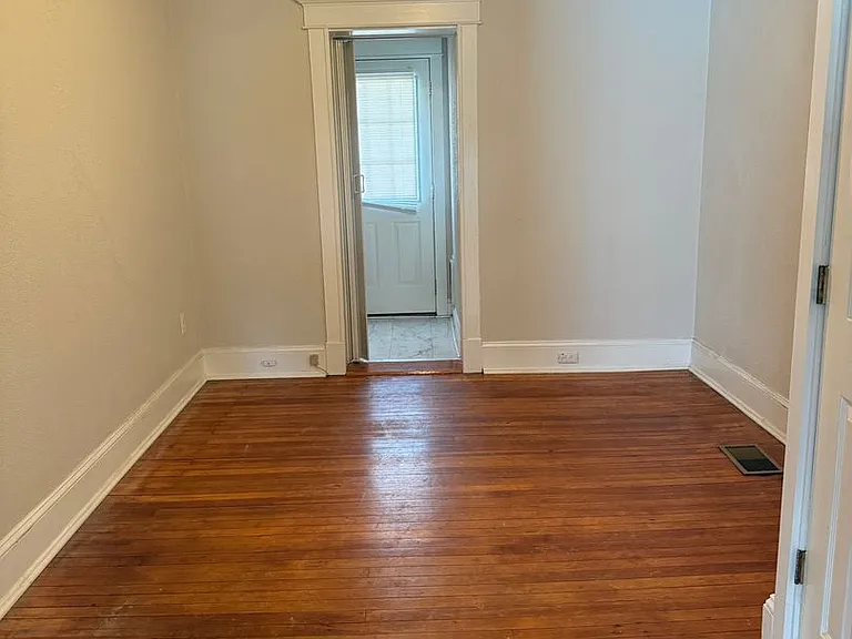 819 Motter Ave — Photo 2