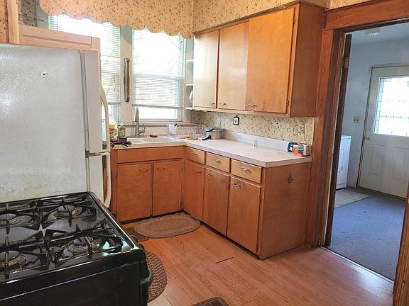 3rd image of 219 E Delaware St