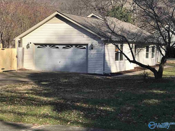 1305 Chimney Springs Dr SE