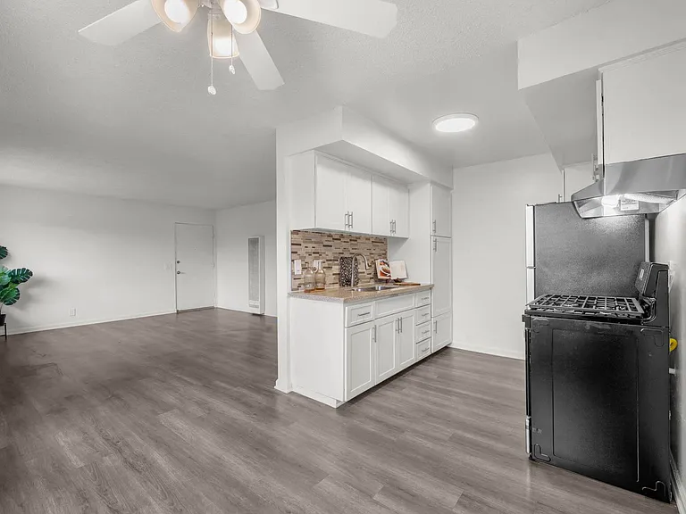 Sunset Square Apartments — Photo 16