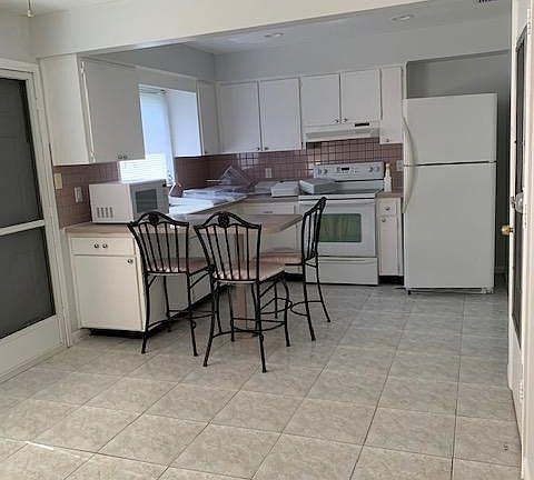 3rd image of 6930 Versailles N #6930