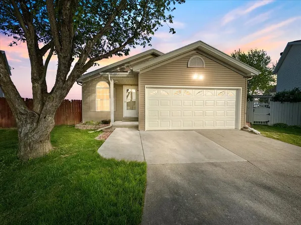 11 Harrison Ct, Bloomington, IL 61704