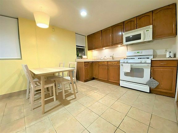 4th image of 878 Lorimer St #1