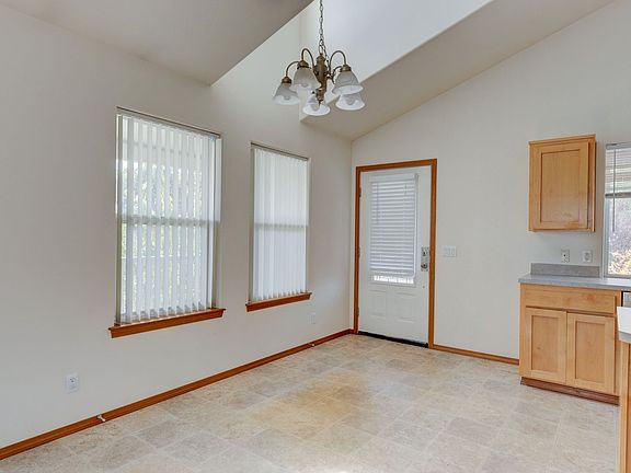 5th image of 483 SW Erie Cir