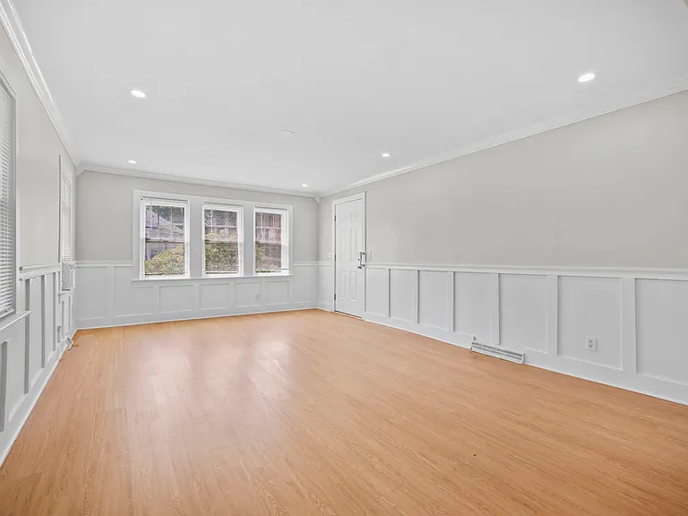4 Thurston Ave — Photo 4