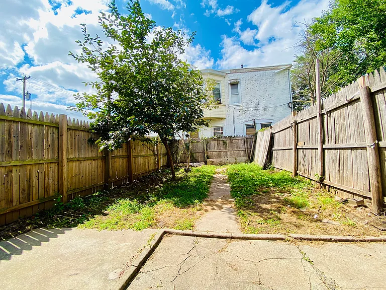 205 Chain St — Photo 2
