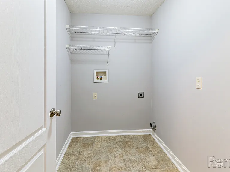 Crossroads Apartments — Photo 24