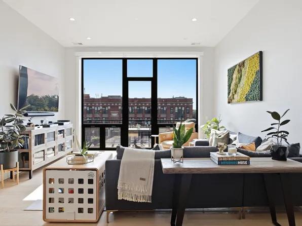 2405 W Iowa St #402, Chicago, IL 60622