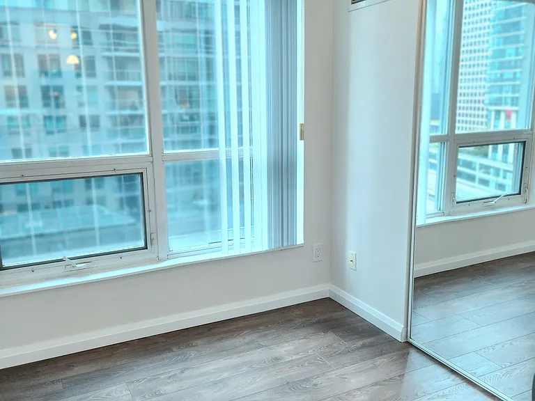 18 Yonge St #1113 — Photo 9