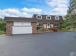 4 Avon Ln, South Barrington, IL 60010
