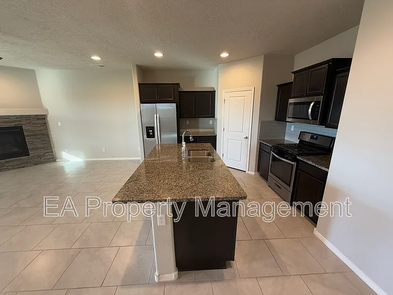 4 bed, 2.0 bath, 1800 sqft, $2,395 — Photo 4