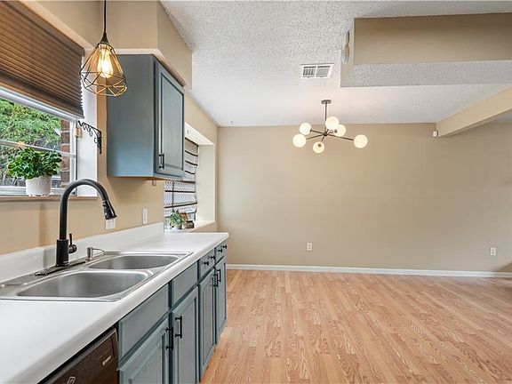 5th image of 203 Brookhaven Ct
