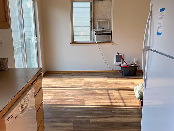 3rd image of 543 NE Elm St #543