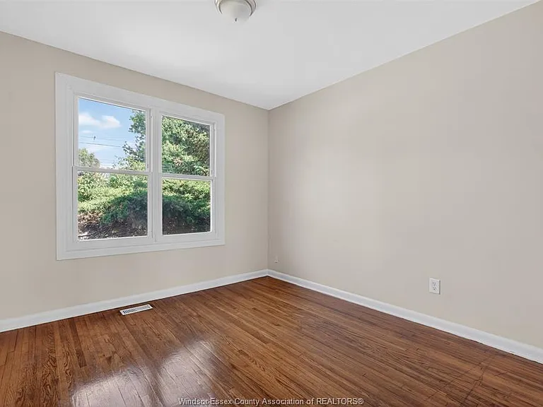 693 S Pacific Ave — Photo 12