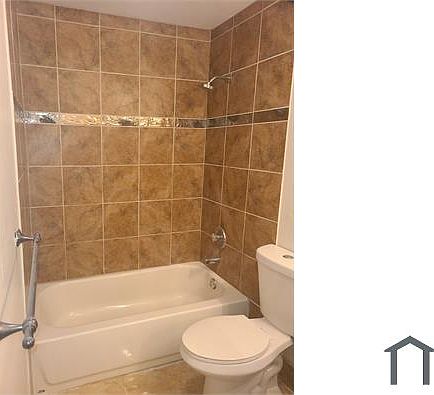 4th image of 921 NE 199th St APT 205