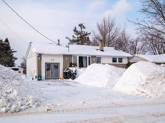 2nd image of 1990 Victoria St