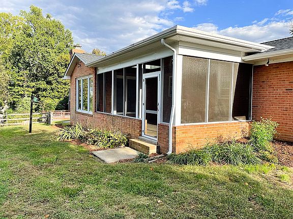 3rd image of 102 Pecan Ln
