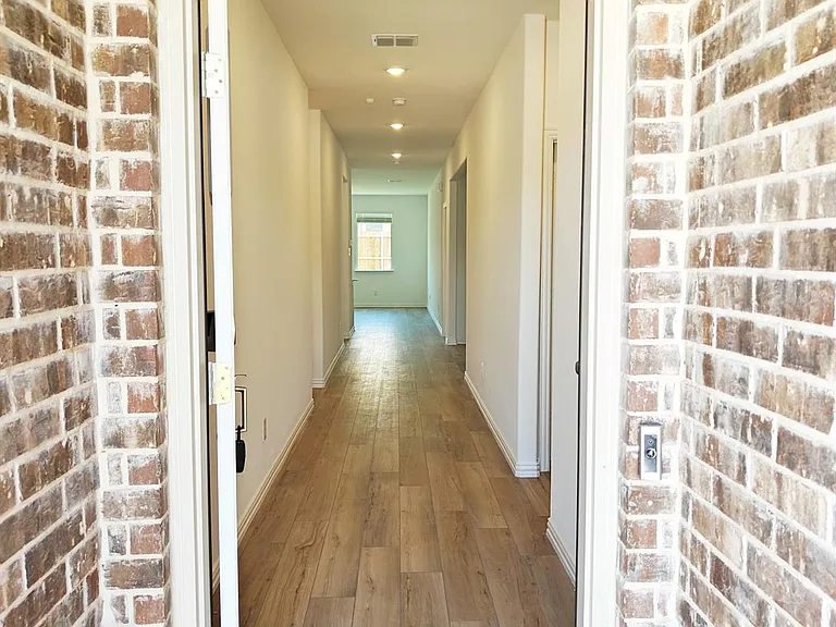 8404 Honeylocust St — Photo 3