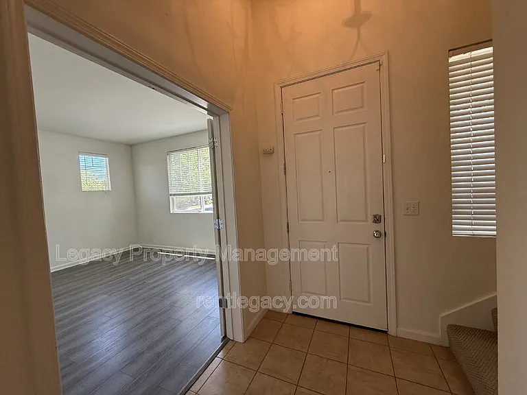 1552 Bailey Dr — Photo 3