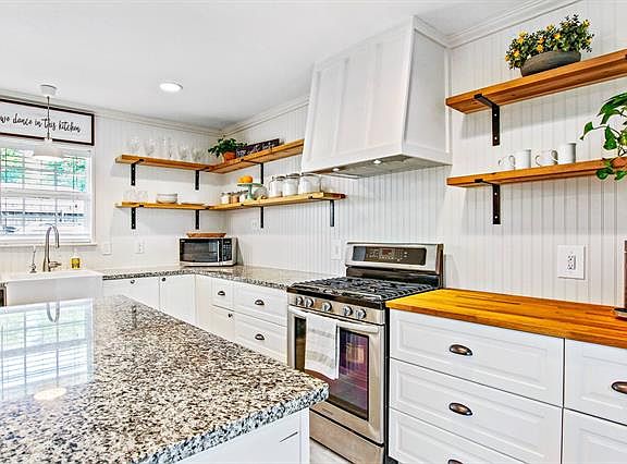 3rd image of 904 Sun Valley Dr