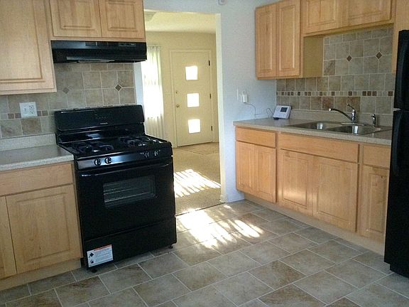 2nd image of 15518 Elm St