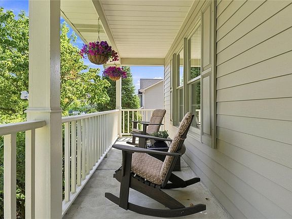 3rd image of 381 Cobblestone Cir