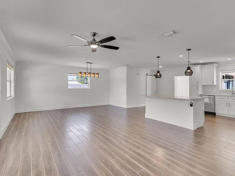 204 W Whitney Dr — Photo 5