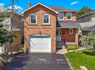 853 Apple Gate Ct, Mississauga, ON L5C4L8
