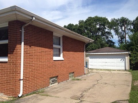 3rd image of 832 E 52nd Ave