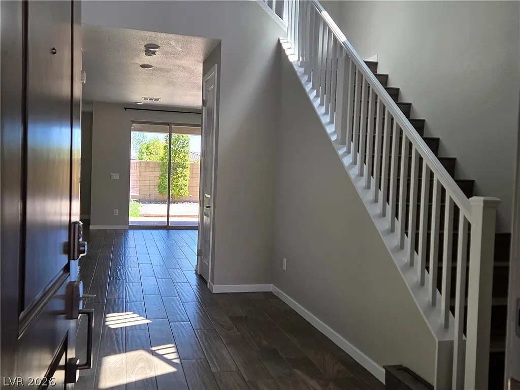 4 bed, 3.0 bath, 2587 sqft, $3,299 — Photo 2
