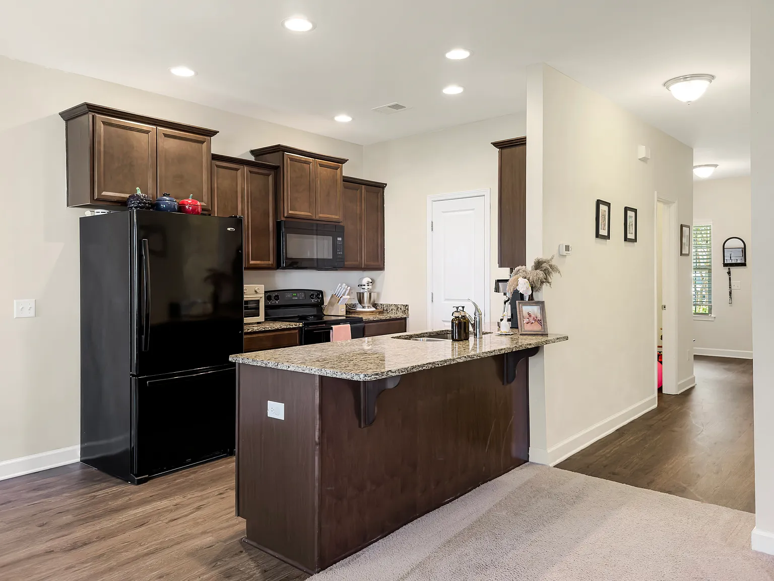 3 bed, 2.5 bath, 1832 sqft, $2,250 — Photo 4