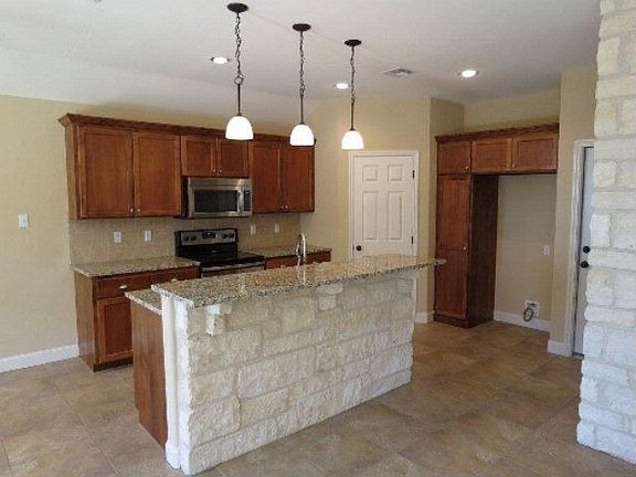 4th image of 105 Lakeway Ct