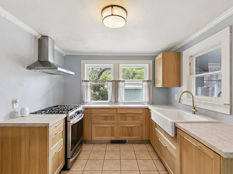 2400 S Park Ave — Photo 10