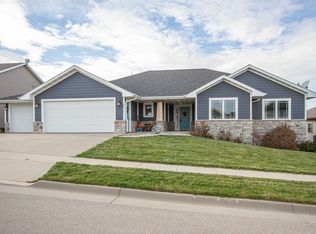 6613 S Cavendish Ln, Dubuque, IA 52003