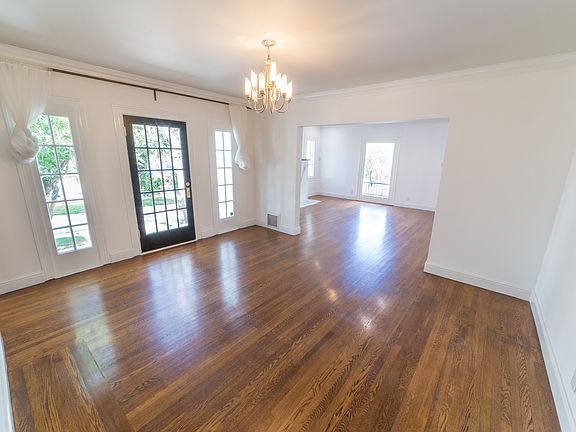 3rd image of 205 N Beachwood Dr