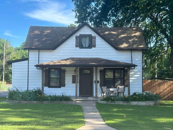 1623 E 11th Ave, Winfield, KS 67156